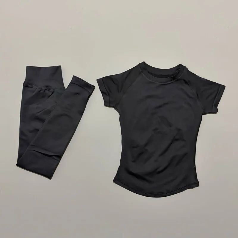Conjunto deportivo de 2 piezas para mujer: camiseta de manga corta sin costuras y leggings deportivos con efecto realce de glúteos.