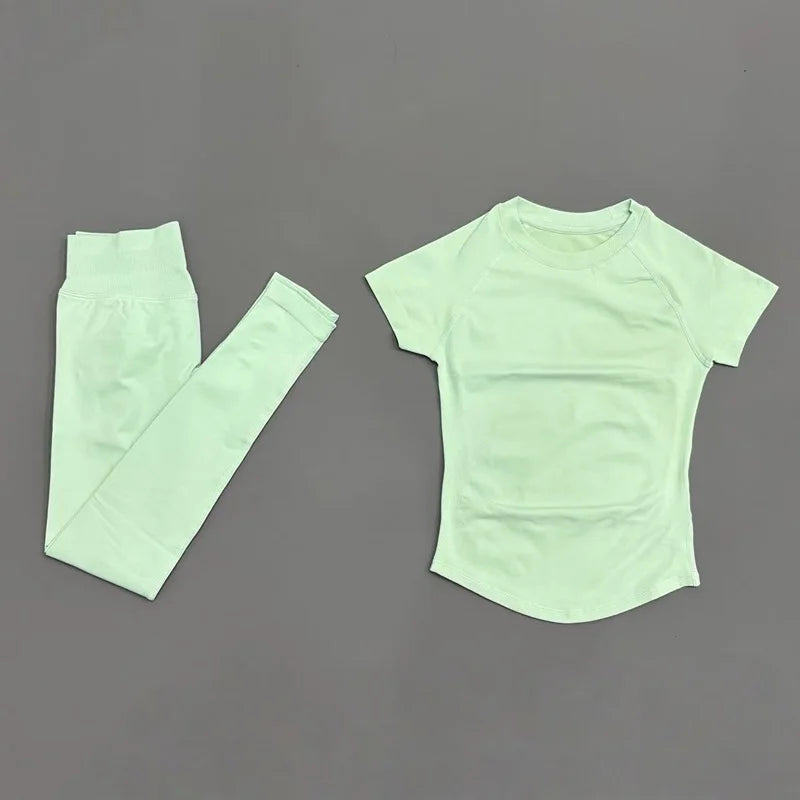 Conjunto deportivo de 2 piezas para mujer: camiseta de manga corta sin costuras y leggings deportivos con efecto realce de glúteos.