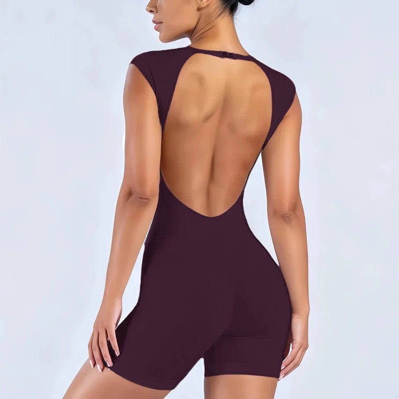 Mono deportivo de una pieza para mujer: manga corta, espalda descubierta, diseño con aberturas (cut-out), ajuste ceñido (bodycon), estilo sexy ideal para yoga, gimnasio y entrenamiento.
